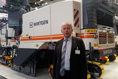 Adm dir i Wirtgen Norge AS, Rune Gulli, var på plass på standen til Wirtgen Group under Intermat i Paris. Her foran den nye asfaltfresen 210XP.