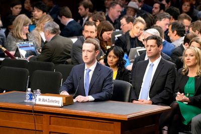 Manipulere: Det store spørsmålet er om Facebookprofiler kan brukes til å manipulere valg. Her Facebook-gründer Mark Zuckerberg som vitner overfor Senatet i USA.