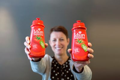 Plasttypen i etiketten er det som skiller de to ketchupflaskene Kjersti Hurum Trømborg, fagsjef emballasje i Orkla Foods Norge, holder opp her. Ved å bruke samme plasttype i etikett og flaske, økes gjenvinningsgraden betraktelig.