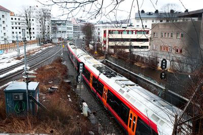 Jernbanedirektorathar sendt ut et forslag ut på høring hvor de går inn for å utsette intercity-utbyggingen til flere sentrale byer på Østlandet med flere år. Her forlater tog forlater Skøyen stasjon.