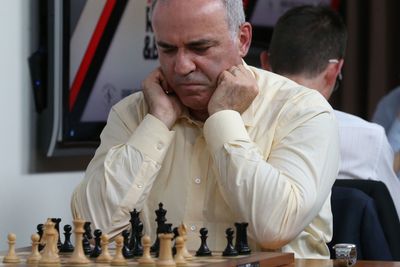 ILLUSTRASJONSBILDE: Garri Kasparov har ikke lagt sjakken helt på hylla. Her under en sjakkturnering i USA i 2017.