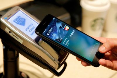 Apple Pay har blitt godt mottatt av danske iPhone-brukere. Men bruken av tjenesten kan føre til at varene i butikkene blir dyrere.