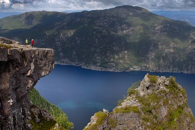 Skomakarnibbå i Jøsenfjorden er Hjelmelands svar på Preikestolen. Besøkende kan nyte utsikten over landskapet som sliter med å ta del i digitaliseringen.