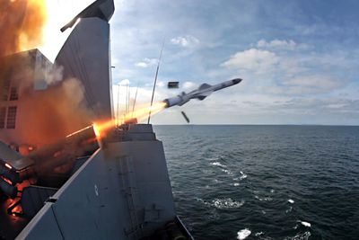 Pressebilde av et Exocet-missil som fyres av fra et skip. Missilet drives av norske rakettmotorer, ifølge Dagbladet.