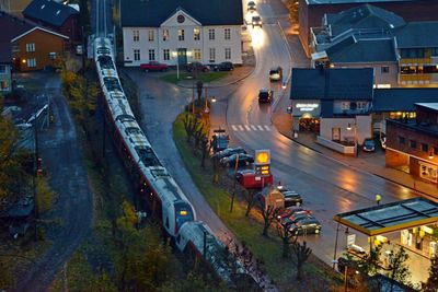 Nye fylkesveg 900 skal gå der toget går på dette bildet, og møte nåværende fylkesveg 900 i et kryss foran det hvite huset. 