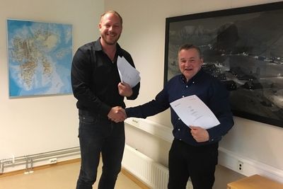 Signeringen av avtaledokumentet ved Rainer-Helge Braun fra Statsbygg til venstre og Frank Jakobsen fra LNS Spitsbergen til høyre.