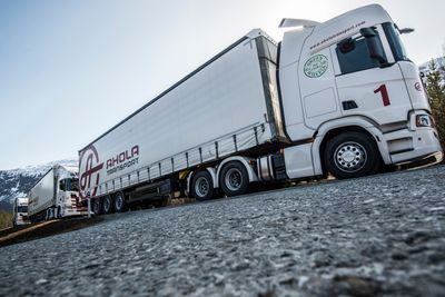 Scania og Ahola transport demonstrerte platooning i Skibotn i Troms tirsdag. Den fremste lastebilen styrte gass og brems til de to bak.