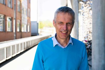 Lars Holden, administrerende direktør i Norsk Regnesentral mellom informatikkbyggene til Universitetet i Oslo. Det er også her stiftelsen han leder holder til.