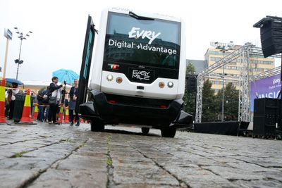 Det er en buss av denne typen – Easy Mile – som skal trafikkere strekningen.