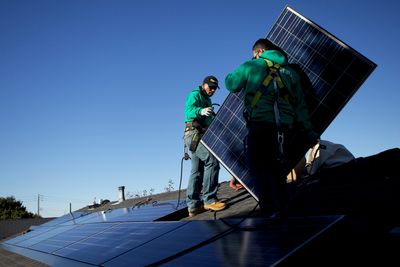 Installasjon av solceller på et tak i  San Leandro i California.