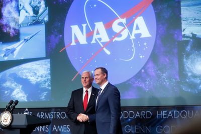 Under en seremoni der visepresident Mike Pence deltok, ble Jim Bridenstine tatt i ed som NASAs nye toppleder 23. april i år.