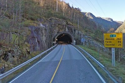  Tunnelportalen på bildet ligger i østre ende av den 1 352 meter lange Matrebergtunnelen. De som vil oppgradere den og Trodaltunnelen som ligger like ved, kan regne helt til 15. august. 