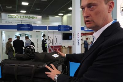 Forretningsutvikler Pekka Hakala i Nokia viser frem selskapets ultraportable basestasjon.