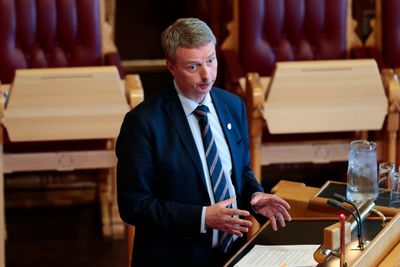 Olje- og energiminister Terje Søviknes (Frp) måtte svare på hvorfor regjeringen ikke øker bevilgningene til flom- og skredsikring i Stortingets spørretime onsdag. 