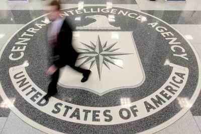 Illustrasjonsbilde: Amerikanske justismyndigheter har så langt ikke nok bevis til å tiltale den tidligere CIA-ansatte som er mistenkt for å ha lekket kybervåpen til Wikileaks. Bildet er fra lobbyen ved CIA-hovedkvarteret i Langley, Virginia.