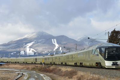 Det japanske togselskapet JR West beklager etter å ha kjørt 25 sekunder for tidlig fra stasjonen. Illustrasjonsbildet viser luksustoget Shiki-shima, som opereres av East Japan Railway i Inawashiro i Fukushima-området.