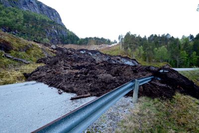 50 fastboende og et stort antall hyttefolk og campinggjester ble uten veiforbindelse etter at et jordskred blokkerte fylkesvei 305 i Snillfjord i Trøndelag.