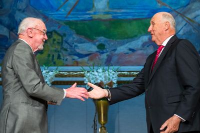 Kong Harald overrekker Abelprisen for 2018 til Robert Langlands under en høytidelig seremoni i Universitetets aula tirsdag.