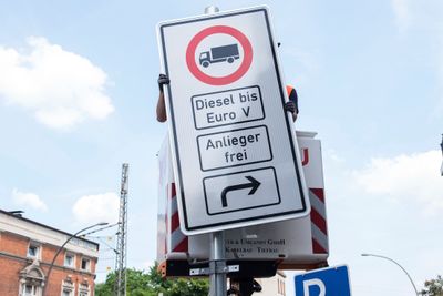 Om få dager vil det være forbudt for gamle dieselbiler å kjøre i to av Hamburgs mest trafikkerte gater.