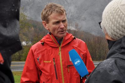 NVEs seksjonssjef Lars Blikra intervjues av NRK foran fjellområdet Mannen i Rauma.