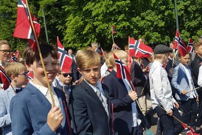 121 skoler deltok i barnetoget i Oslo sentrum i år. Slikt blir det trengsel av, også i mobilnettet.