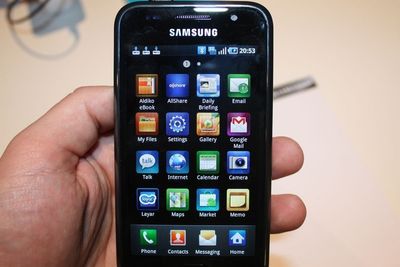 Stridens kjerne er den første modellen i Samsungs Galaxy S-serie, i9000, som ble lansert i 2010.