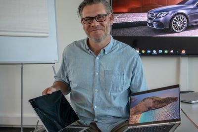 Nye toppmodeller i juli: Produktsjef Anders Bo Forsdal i HP med et par av de nye Elitebook PC-ene på fanget. Surface-utfordreren  X2 1013 G3 til venstre og  lysbomben x360 1030 G3 til høyre. Begge vil koste fra rundt 24 000 kroner inkl. moms.