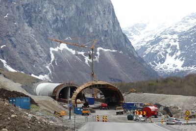 Før vinteren åpnes rassikringsprosjektet ved Marstein i Romsdalen for trafikk. I tillegg til en 240 meter lang rassikringstunnel (bildet) er det bygd en omfattende rassikring av naturstein i området.