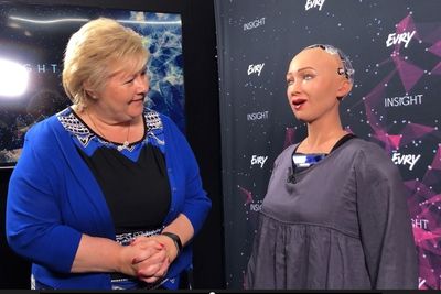 Roboten Sophia møtte mandag statsminister Solberg på teknologikonferansen Evry Insight i Oslo.