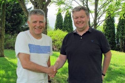 Oddvin Hov fra Statens vegvesen og Bjørn Inge Falling fra Mesta signerte kontrakten. 