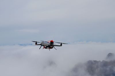 Dette bildet ble tatt 14. mai over fjellet Säntis i Sveits og viser en drone som kan gå opp til 1500 meter for å måle temperatur, vindstyrke- og retning, luftfuktighet og lufttrykk.