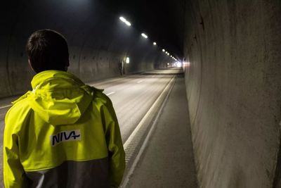 Forskerne avdekker miljøgifter i vaskevannet som brukes i tunellrenhold.