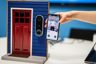 Nest Hello, Google-selskapets kameraringeklokke, kommer nå til Norge. Kameraet skal kjenne igjen venner og familie ved hjelp av avanserte Google-algoritmer. her har Nests produktsjef Joost van Hoof trykket på ringeklokka. Brukeren får da bildet opp på telefonen sin.