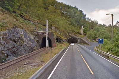 Tunneler er det mange av mellom Arna og Helle. Vegtunnelen på bildet heter Kjenestunnelen. Den ligger et par kilometer sør for Vaksdal sentrum. I framtida blir det færre tunneler enn nå, men de blir mye lengre. 