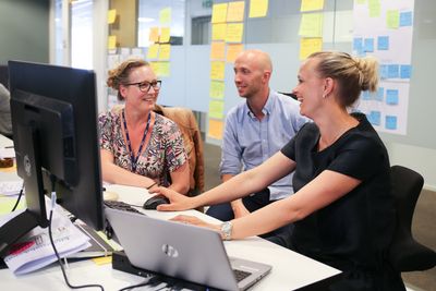 Sara Johansson (venstre), Kim Hafr og Mari Flaaten jobber alle med selve Entur-applikasjonen som blir lansert ut mot kundene.