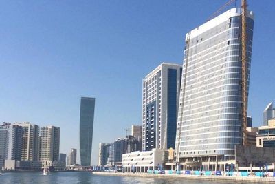 Bygningen «The Pad» i Dubai ferdigstilles i 2018. Arkitekten James Law har latt seg inspirere av Apples Ipod og har stappet bygget fullt av teknologiske løsninger.