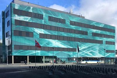 Statsminister Erna Solberg åpner det nye PET-senteret i Tromsø. Tidligere var det bare Rikshospitalet som kunne tilby den avanserte avbildningsteknikken her i landet.. .