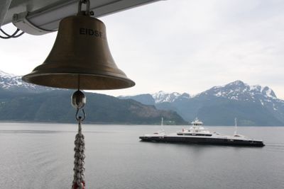 MF Gloppefjord sett fra MF Eidsfjord. Autocrossing-systemet fra Rolls-Royce passer på at passeringen skjer i trygg avstand og på mest mulig driftsøkonomisk vis.