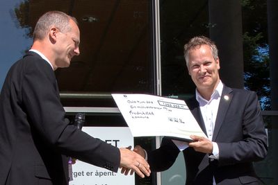 Samferdselsminister Ketil Solvik-Olsen overrekker prisen Årets trafikksikkerhetskommune 2018 til ordfører i Fredrikstad, Jon-Ivar Nygård.