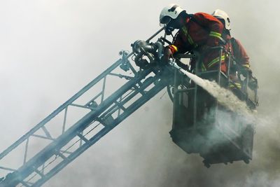 Britene er i ferd med å brenne seg på utbyggingen av landets nye nødnett. Nå kan planene stå foran en omveltning.