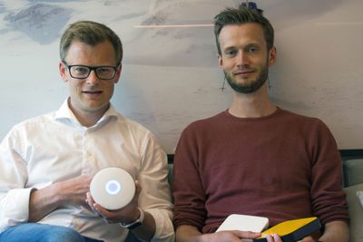 Teknologidirektør Erlend Bolle og tech lead Alexander Sagen med ulike Airthings-enheter.