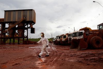 En arbeider går gjennom et avstengt område som er en del av DRS2-bauxitt-avfallslageret i Hydro Alunorte i Brasil.