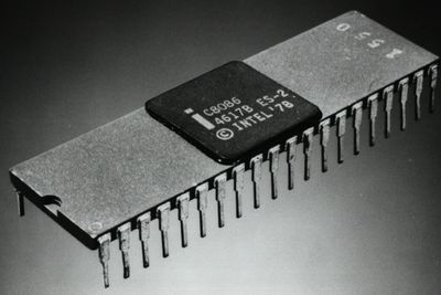 Dette bildet fra 1978 viser Intel 8086, den første prosessoren i 8086-serien. Ifølge Intel var dette også verden første 16-bits-prosessor.