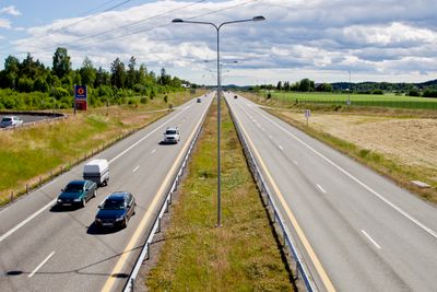 Illustrasjonsbilde fra Kopstad-Gulli på E18 i Vestfold. Her er det i dag fartsgrense på 110 km/t. Nå kan landets første veistrekning med 120 km/t bli realisert.