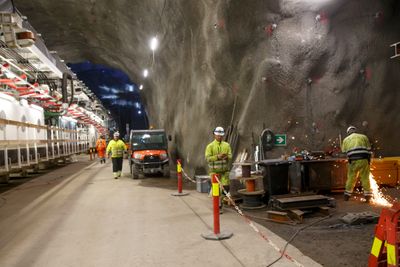 Follobanen, som med sine 22 kilometer vil bli Nordens hittil lengste jernbanetunnel, er anslått å koste om lag 25 milliarder kroner og er ventet å stå ferdig i 2021.