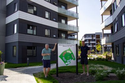 Styreleder Lennart Valner (t.v.) og styremedlem Stein Kamfjord Andersen i Hundsund 10 boligsameie har brukte mye tid på feil og mangler.