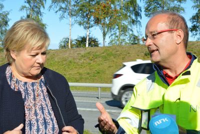 Nye Veiers Johan Arnt Vatnan er pådriver for totale samhandlingskontrakter i hele plan- og byggeprosessen. Her i E6-samtale med statsminister Erna Solberg i september i fjor.