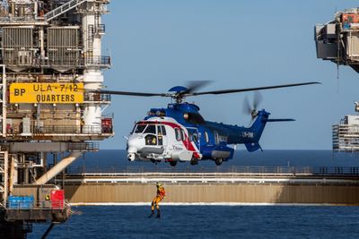 H225 redningshelikopter fra Bristow Norway øver på Ula i 2014.