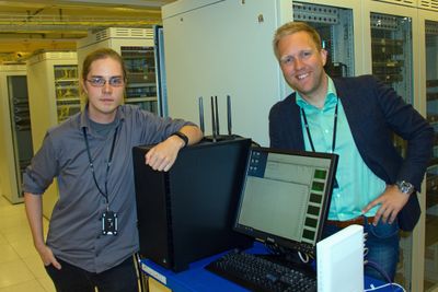 Serverrommet, det aller helligste hos Get: Systemingeniør Alexander Søberg (t.v) demonstrerte hvilke hastigheter som faktisk kan oppnås med dagens modem. Produktsjef Torbjørn Aamodt (t.h.) var godt fornøyd med det han så.