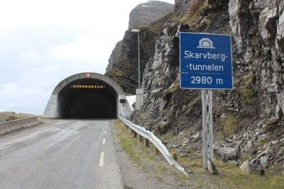 Den nye tunnelen blir lengre, og går inn i fjellet.